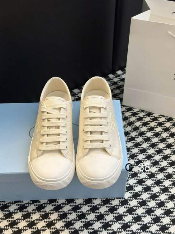 Picture of Prada Shoes _SKUPradasz35-40LY080118825